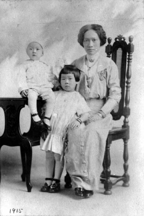Nellie_Yee_Family_Portrait_1915
